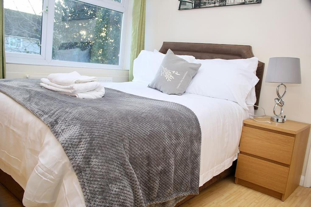 Contractor'S Haven- 4-Bedroom House With Free Parking, Super Fast Wifi, Fran Properties In Aylesbury, Pets Are Welcome! Aylesbury  Exterior foto